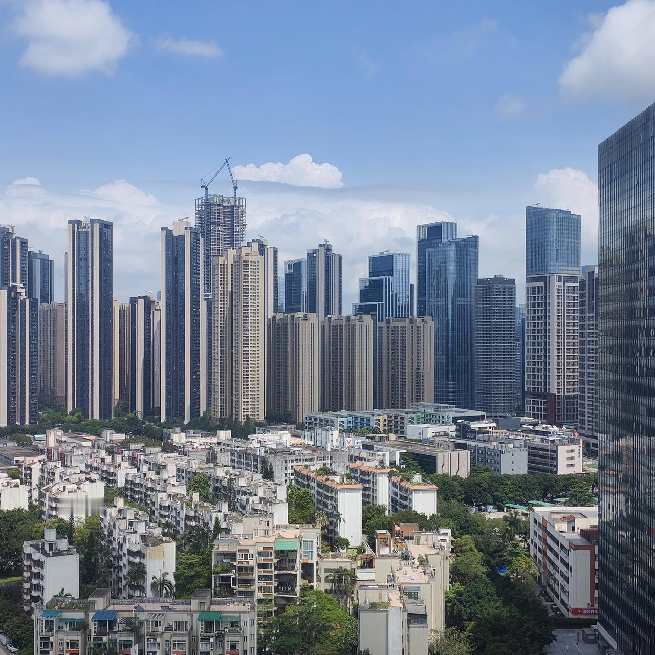 深圳市2025年常住人口达1824.85万人，比上年末增加25.90万人，在已公