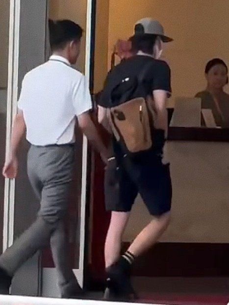 王一博出发品牌直播路透王一博出发品牌直播！ ​王一博出发品牌直播路透来啦 ​​​