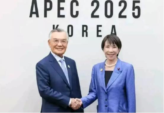 果不其然，日本首相高市早苗在韩国几经请求要见中方，中方只给了她30分钟，见完中方