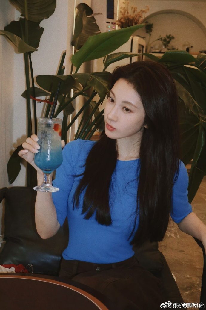 谢娜被张小婉种草美人鱼潜水被安利成功！谢娜听完张小婉讲美人鱼潜水，满心向往，坐等