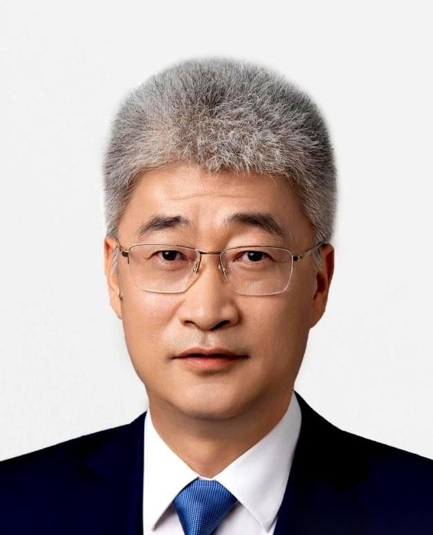 联通那位副总的调动，快得像一阵风。
周四下午，茶水间里才刚飘出一点风声，说王总可