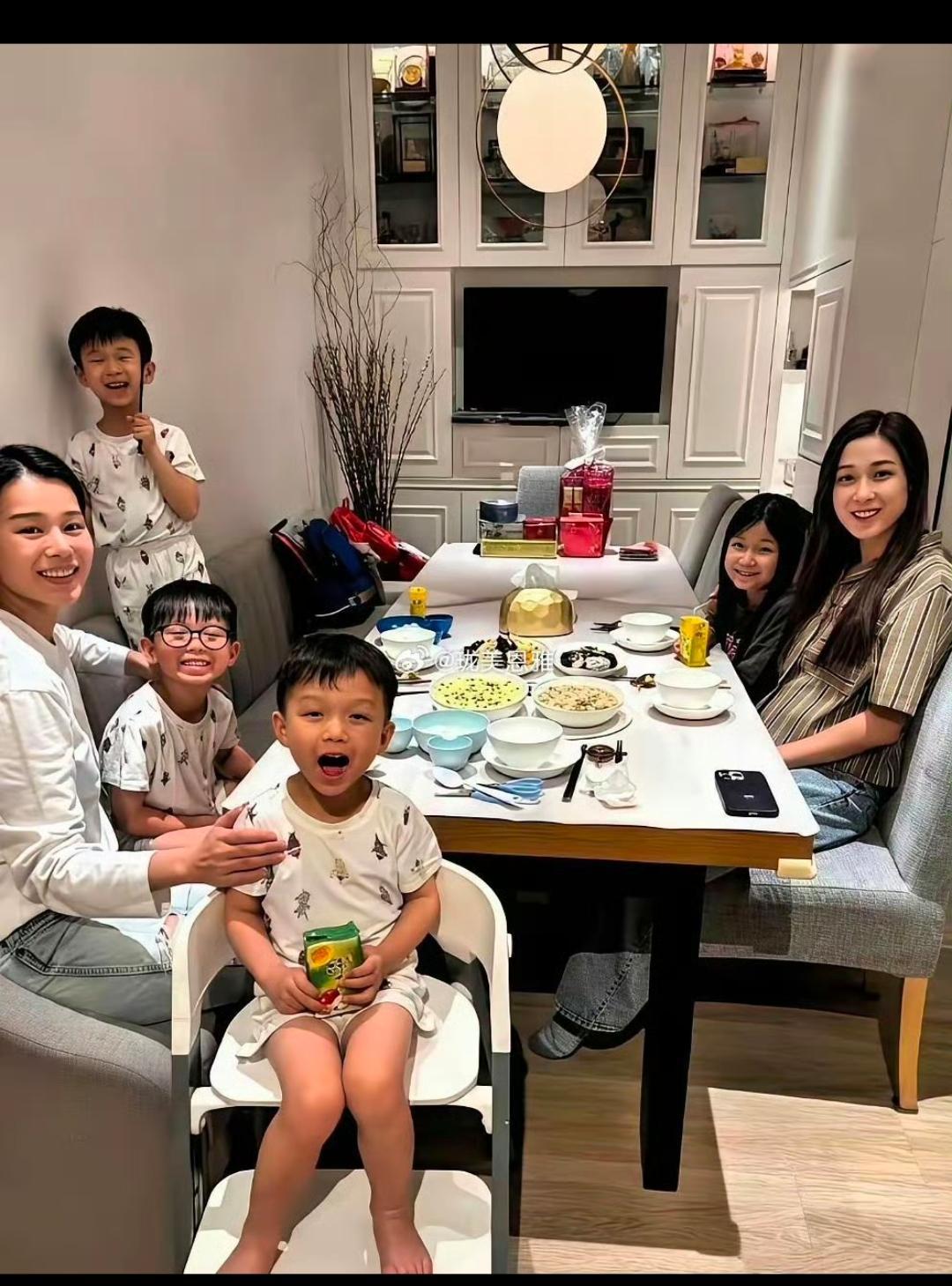 没想到胡杏儿这种级别的人在香港也会住的这么憋屈，难怪人家说香港寸土寸金呢！
只是