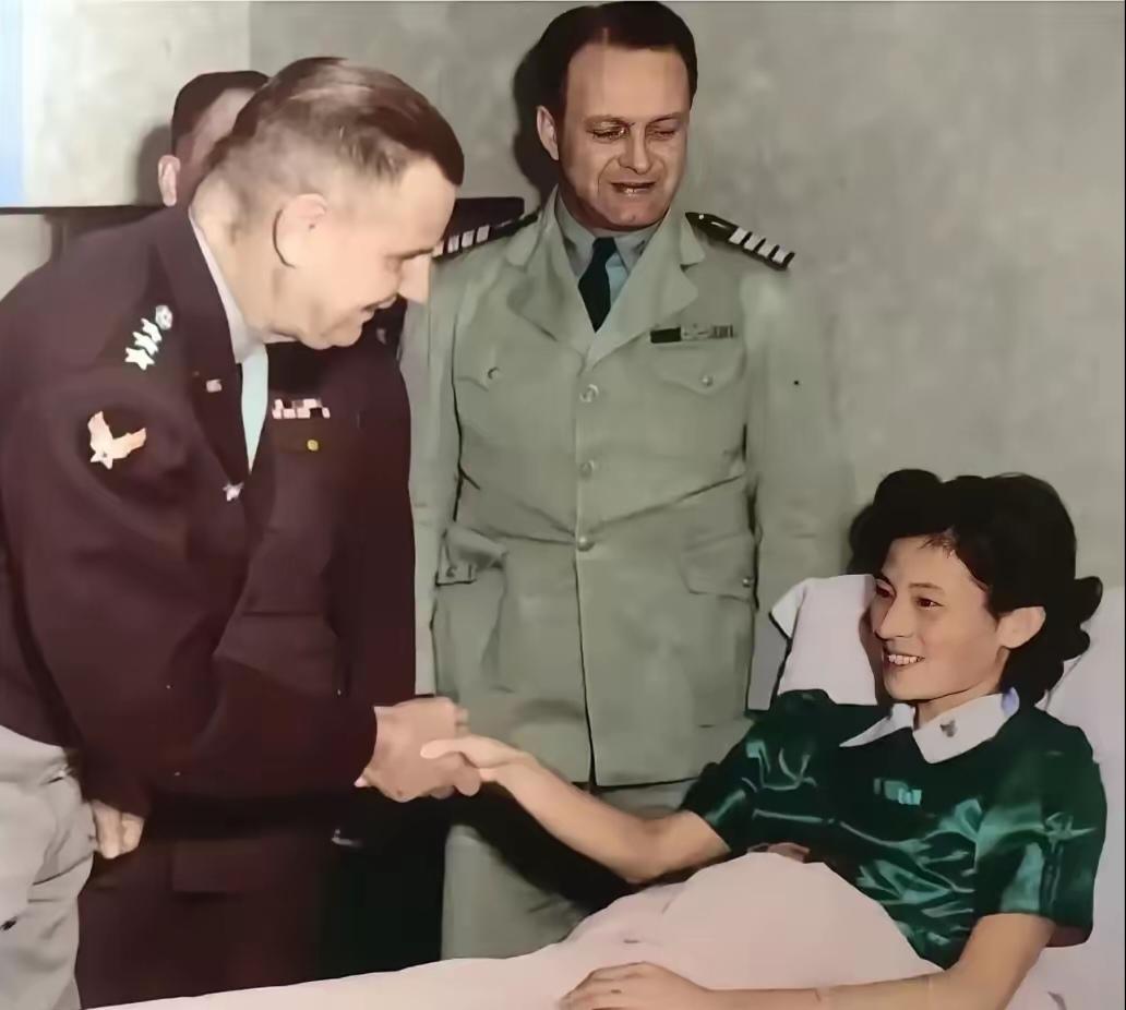 1945年，上海一家医院里，女战士何若梅正躺着养伤。这姑娘太飒，为救跳伞的飞虎队