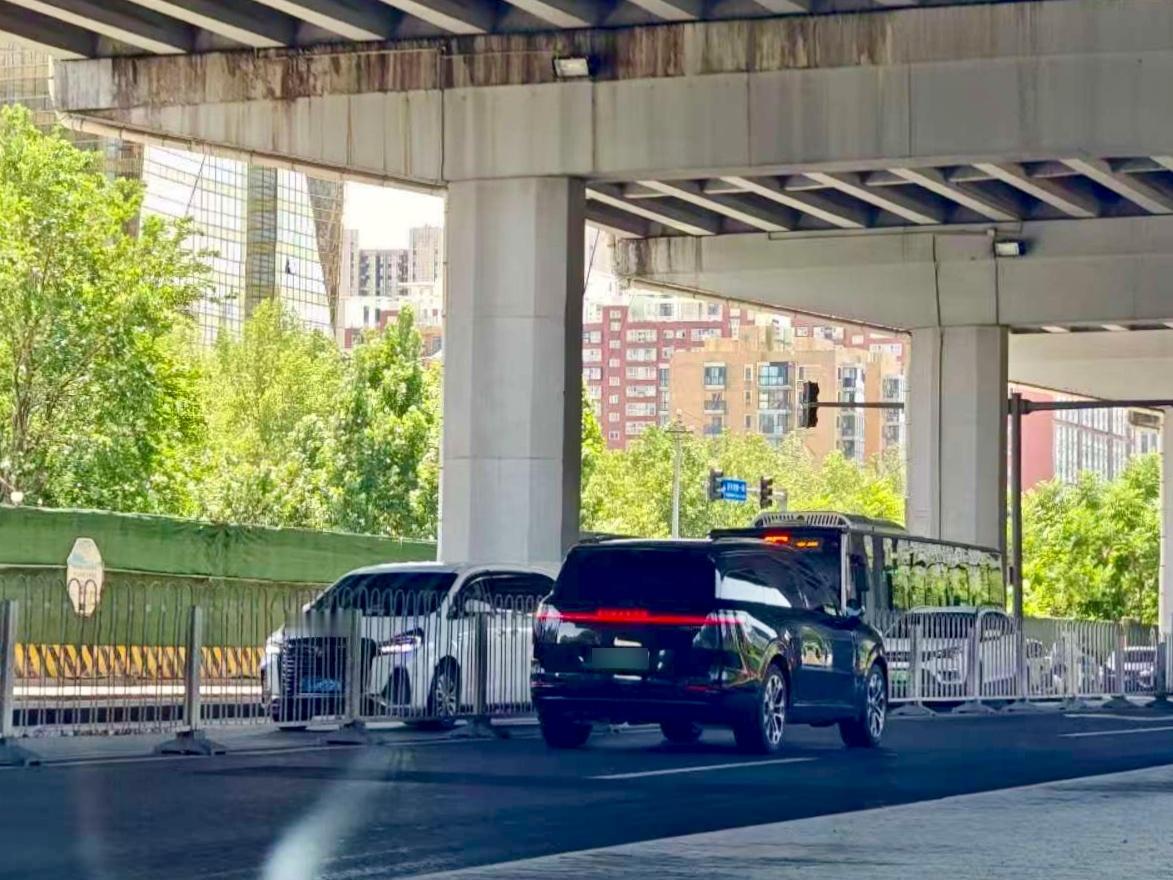 终于在北京路上见到领克900啦，当你在犹豫选什么颜色的时候，经典色总是没错的。我