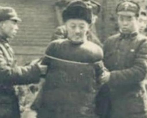 1946年，大汉奸万里浪被判处死刑，执法队长将他绑到刑架上，对着四肢各打一枪后，