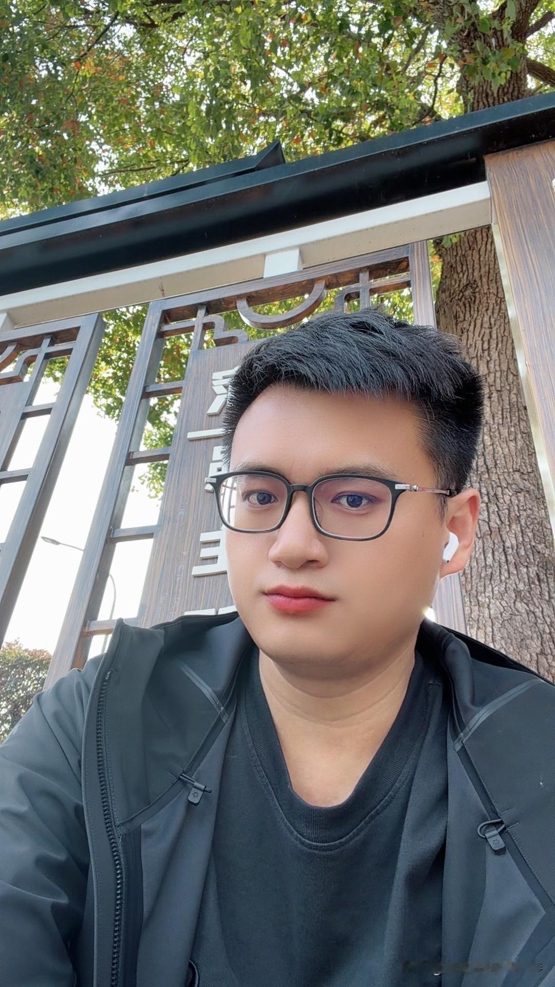 戴眼镜的人站在门前，那画面就很有故事感。仿佛他在思考着门后的未知，眼镜背后藏着深
