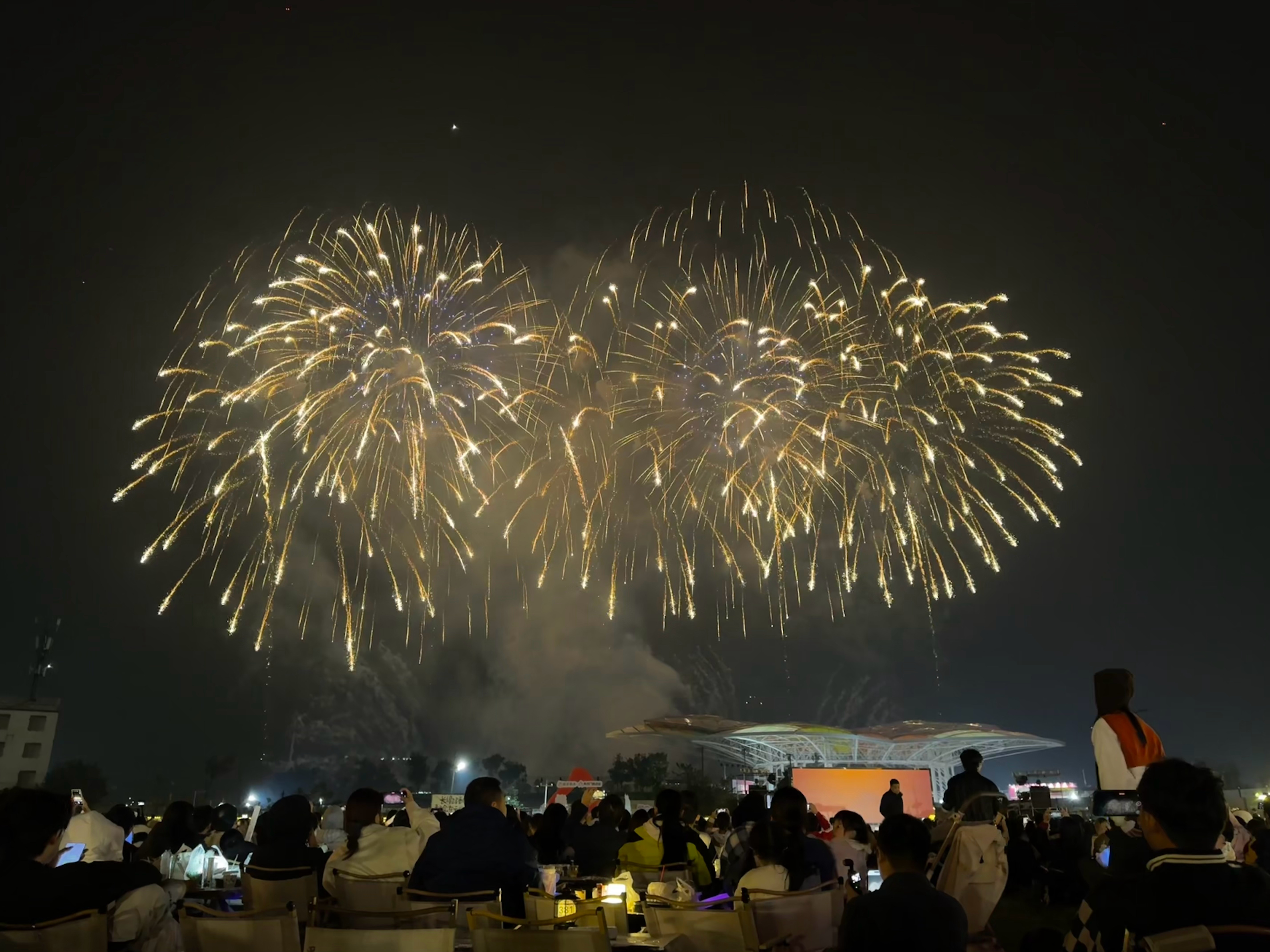 烟花真是顶级浪漫漫长的准备过程，冲上天就叫那么一下 ​​​