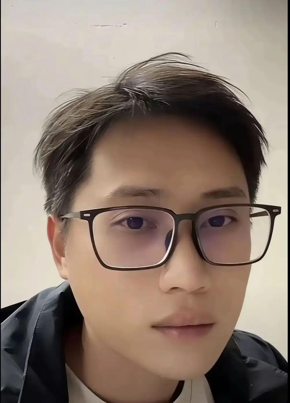 梁志辉家终于开直播卖土货了，萌萌辉也坐旁边帮腔。
红薯粉、土鸡蛋上架90分钟，1