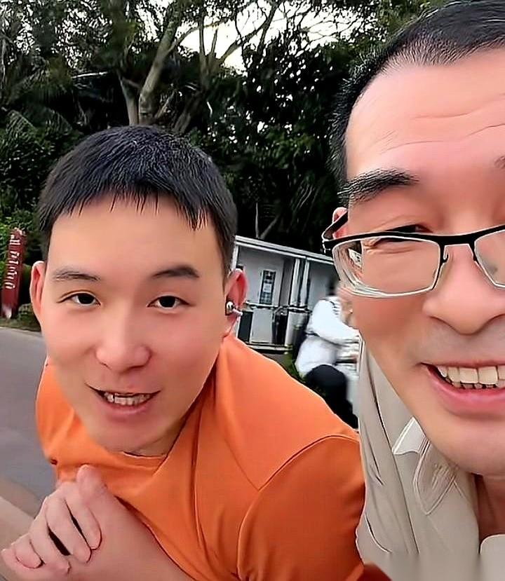 那片海挺美的，兄妹几个的笑也挺真的。
弹幕里一堆人追着问那个“新妈妈”，当爹的愣
