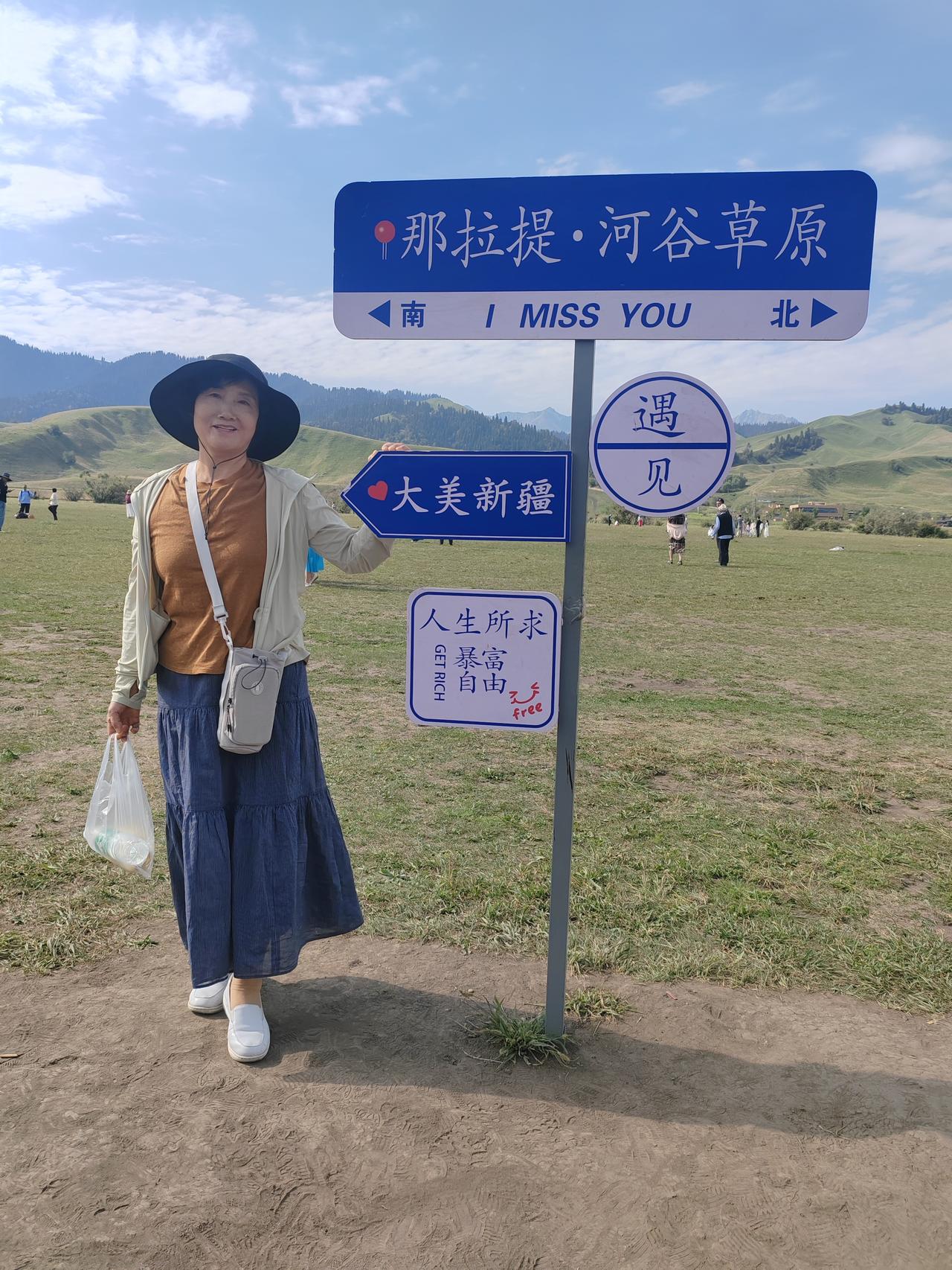空中菜园那拉提，坐落伊犁新源。丰沛雨露滋养辽阔高山草甸，云端之上绿意绵延，不愧为