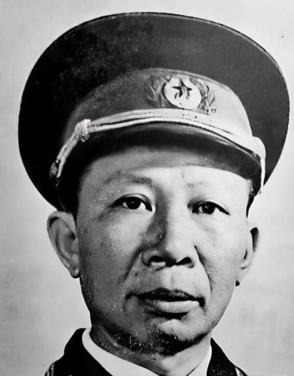 1942年，八路军周彪率机关队伍转移途中，察觉秘书故意走在外侧，还偷偷撒高粱粒。