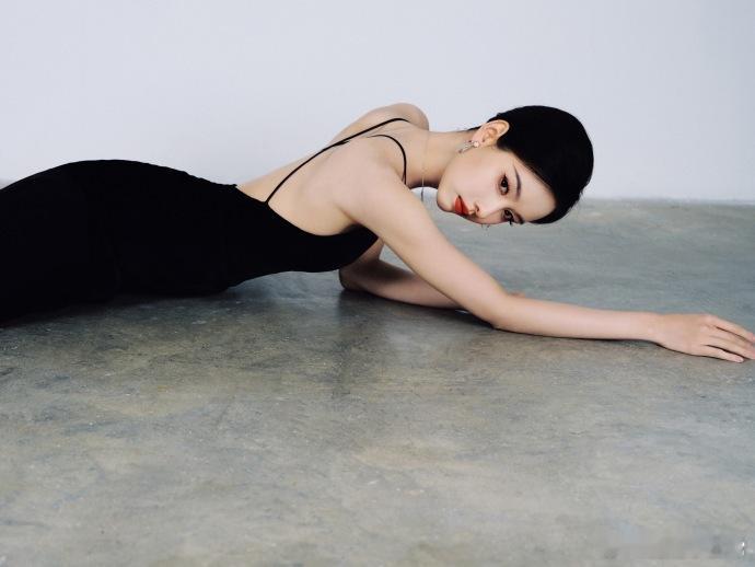 在金鸡奖的红毯上，陈都灵再一次展示了她的独特魅力，完美的仪态和那种超凡脱俗的气质