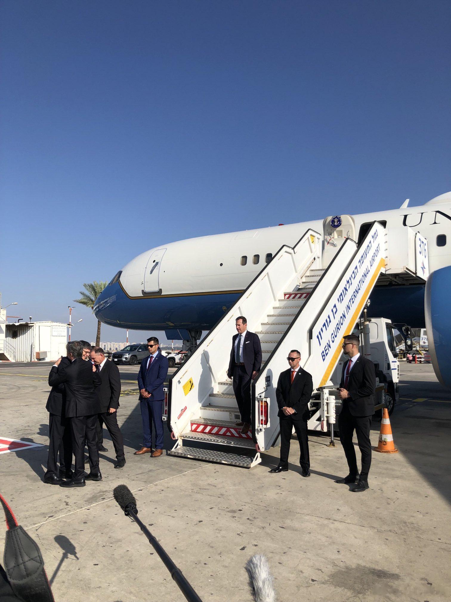 美国国务卿布林肯刚才再次抵达以色列，受到美国新任驻以色列大使杰克·卢的迎接。布林