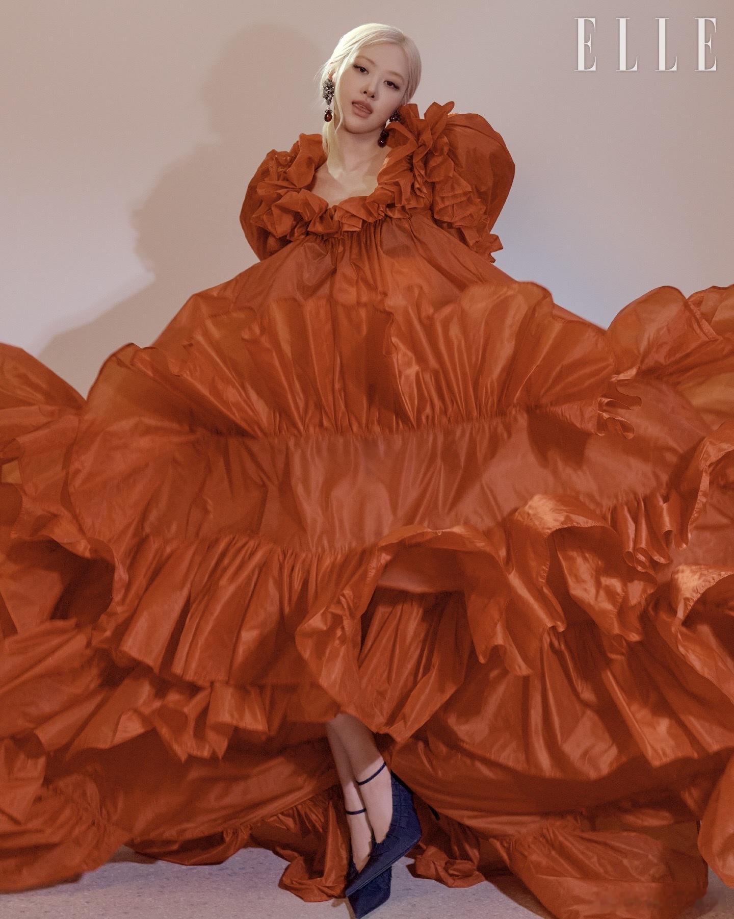 朴彩英（ROSÉ）登上韩版《ELLE》2月刊封面，演绎多款Saint Laure