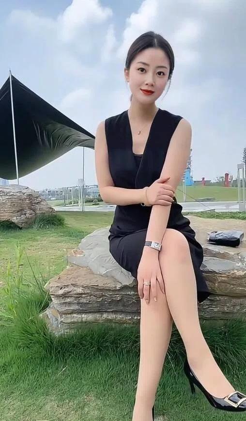 优雅黑裙，夏日野餐，清新自然，美不胜收。