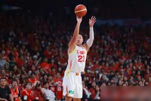 贺希宁一句话，把CBA全明星三分大赛的遮羞布扯下来了。 
预赛刚打完，胡明轩21