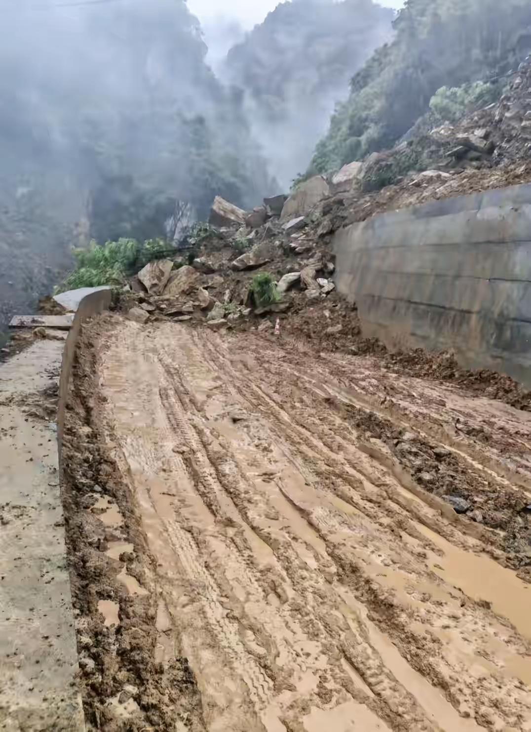 突发！四川筠连公路塌方夺人命，平安二字重千钧
上午11时许，四川宜宾筠连县蒿坝镇