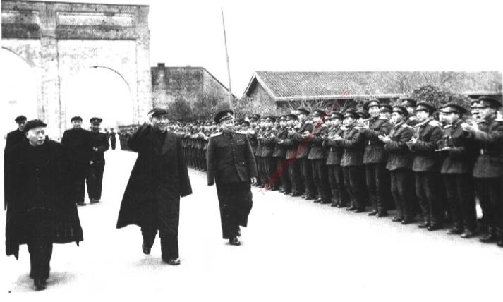 1957年春，朱德视察成都军区部队。左一李井泉。