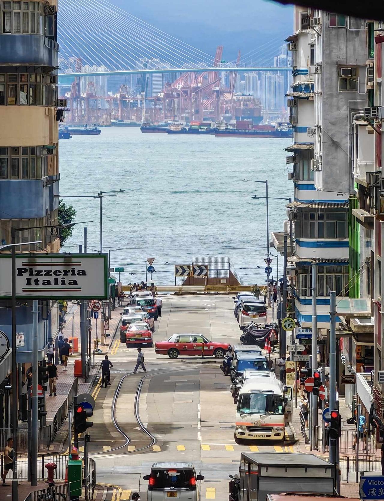 香港坚尼地城，来过了
在一个篮球场上拍的，还是布满钢丝网的围墙上，发现这个机位的