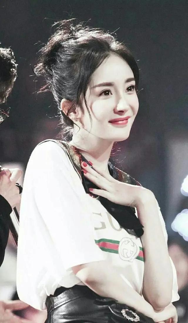 85花扎起丸子头来，谁最好看呢？

果然个个都是真美女，真正的美女是敢露出额头的