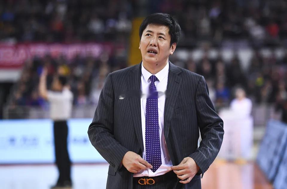 著名篮球解说员丁伟指导带领浙江队开赛以来取得了1胜4负的战绩，昨天客场输给上海2