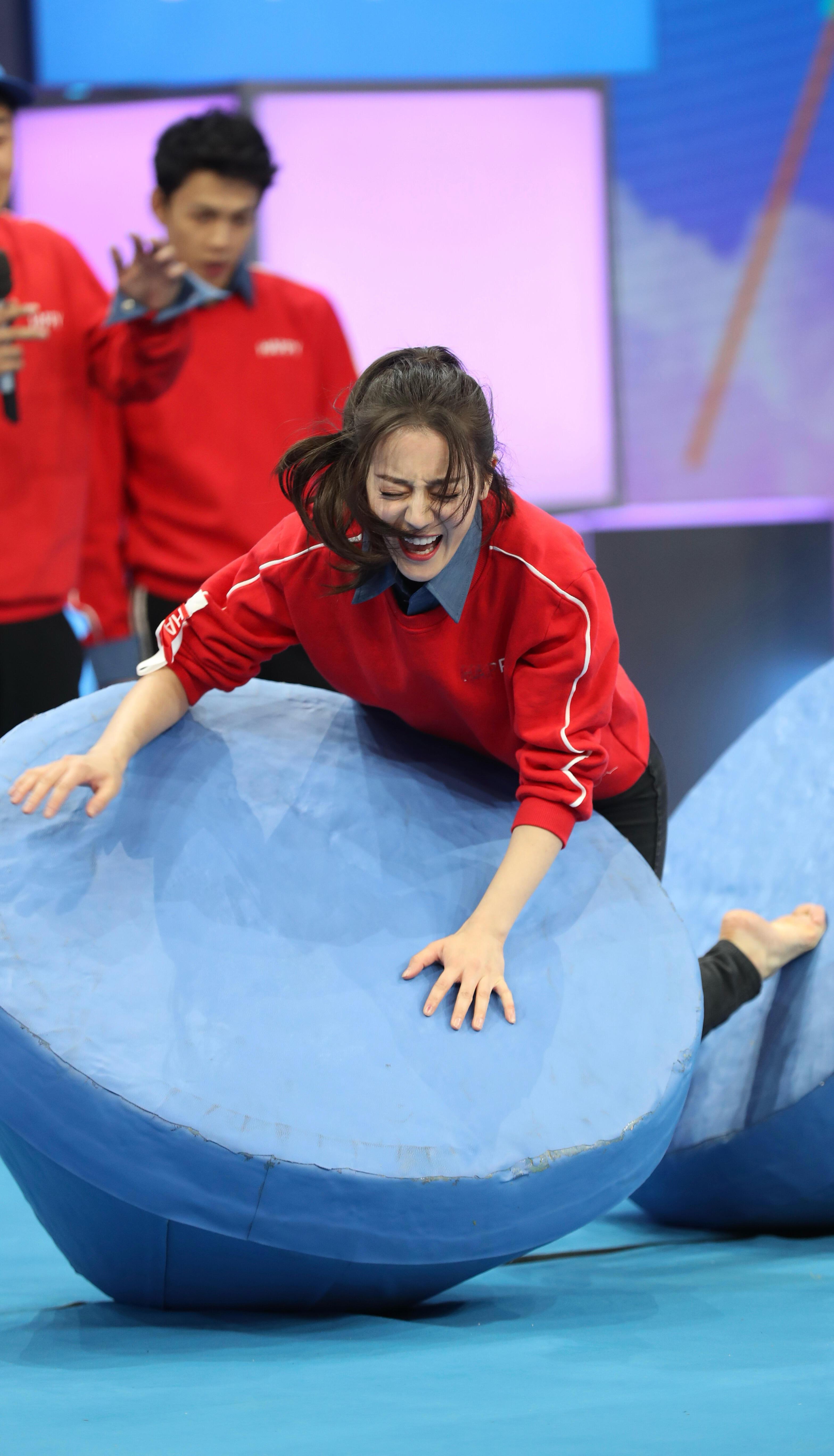 迪丽热巴综艺节目上腿好长 