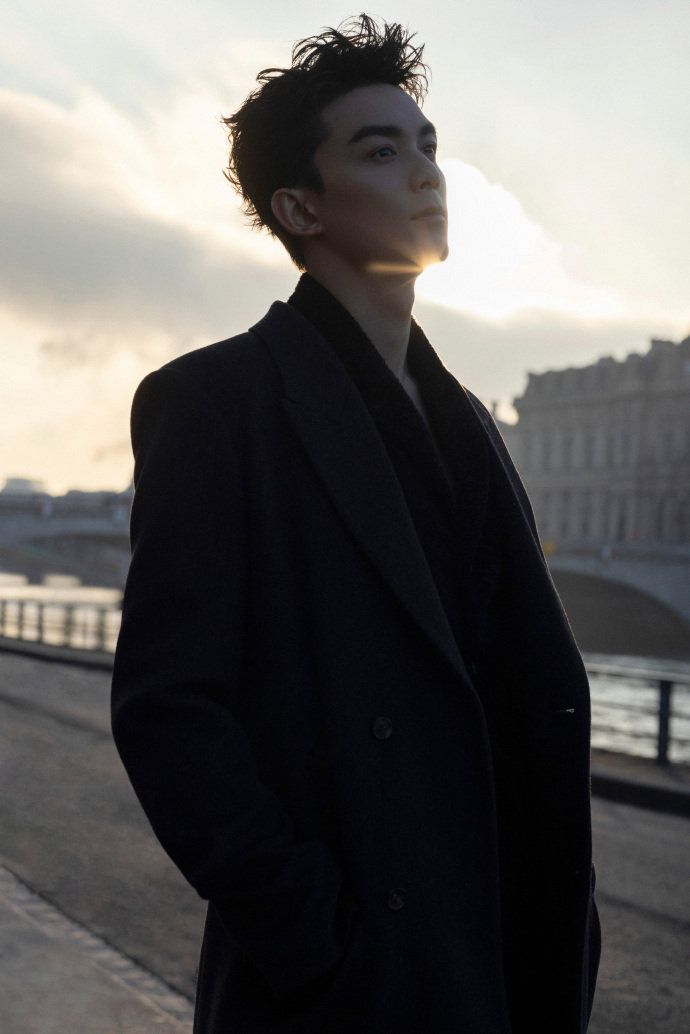#吴磊#身穿 2024 年春夏男装系列出席LOEWE秋冬男装大秀~ #时尚日报#