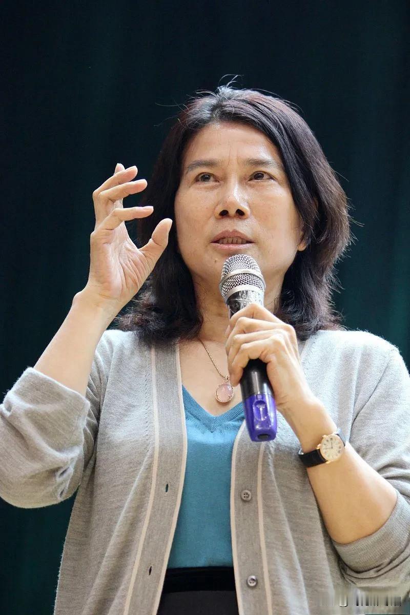 董明珠的“拒绝海归派”言论，
引发了媒体的轩然大波，
很多人力挺董大姐。
海归就