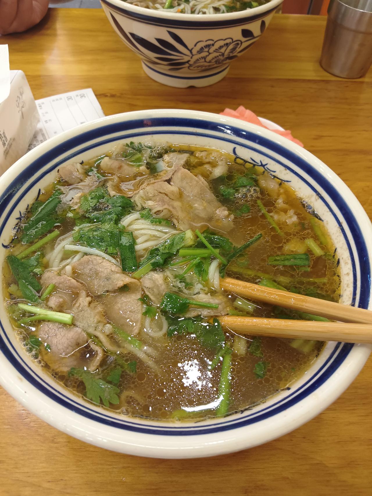 中午，来一碗贵州牛肉粉，味道真香。
贵州牛肉粉