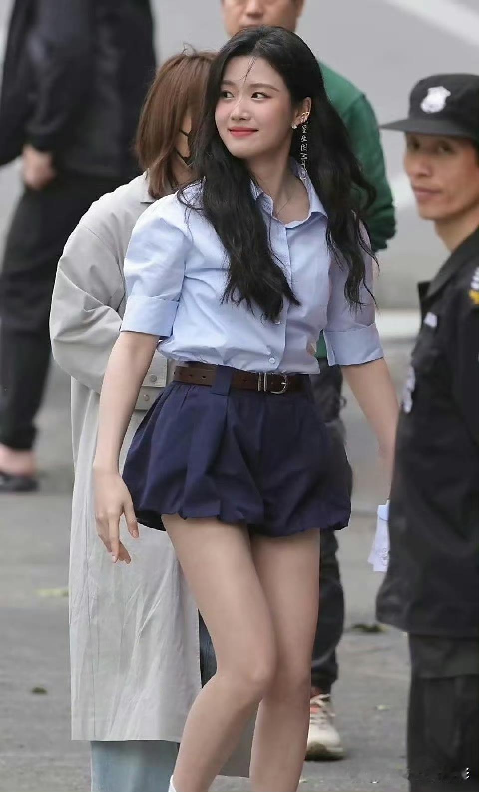 卢昱晓的腿型太标准了吧肉肉的太漂亮了 ，太漂亮了！新生代的佼佼者