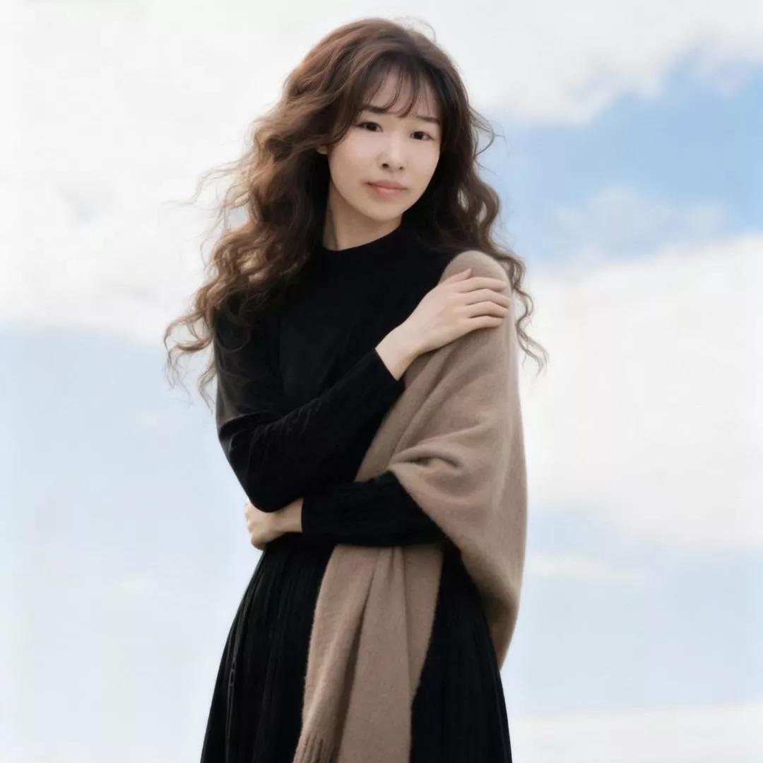 温柔软糯的毛衣，配上微风拂面的发丝，满满的秋日氛围。温柔穿搭毛衣 温柔毛衣风 温