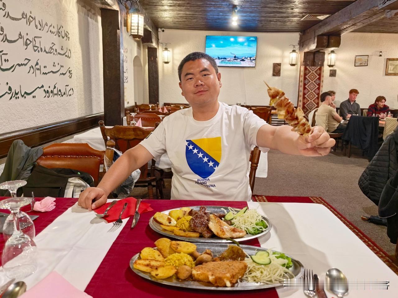 在萨拉热窝老城区，发现一家名为莫里察汉（Morica Han）的传统餐厅。从昨天