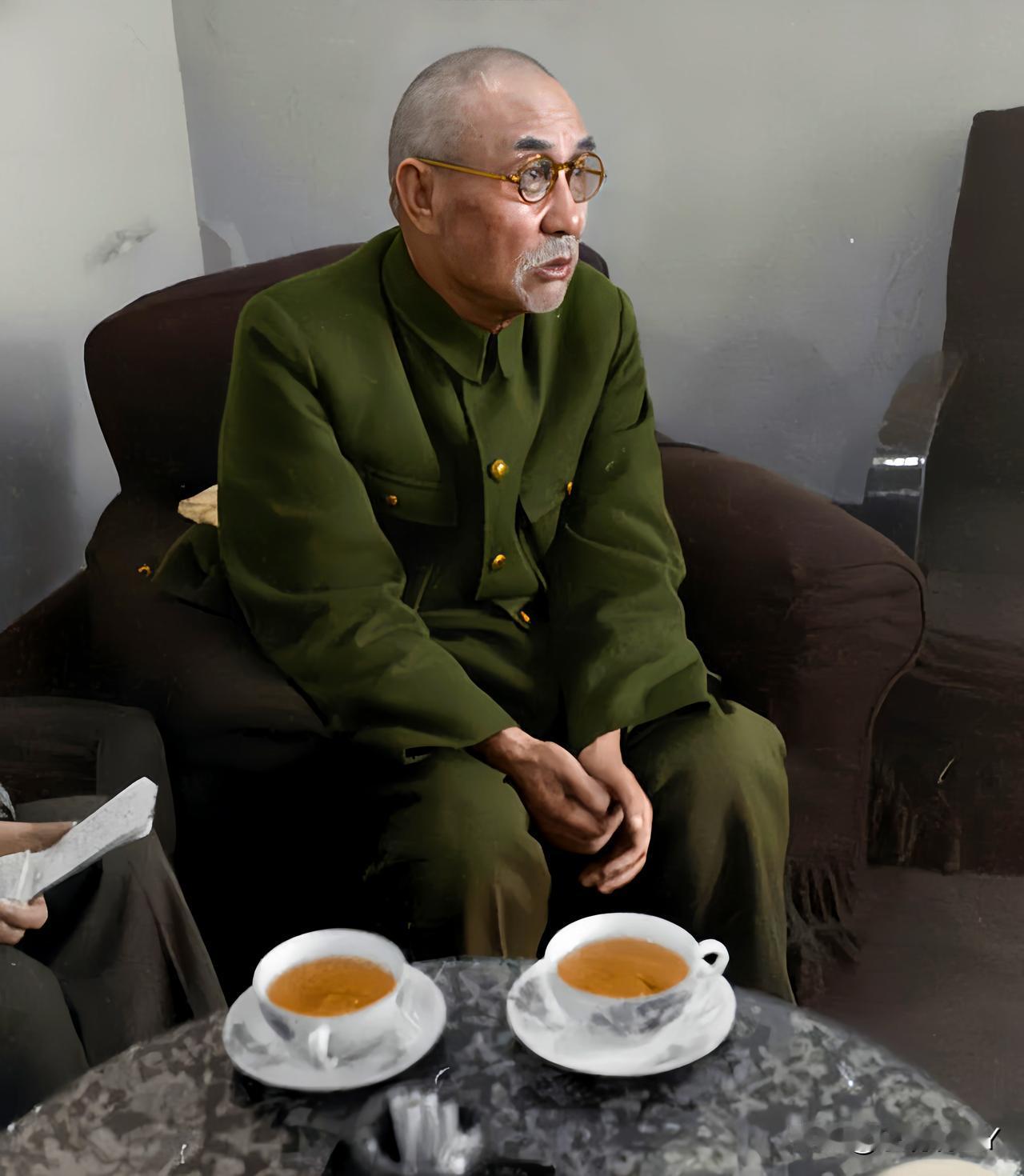 这是1948年11月阎锡山在重重包围中的孤城太原接受美国记者采访时留下的一张老照