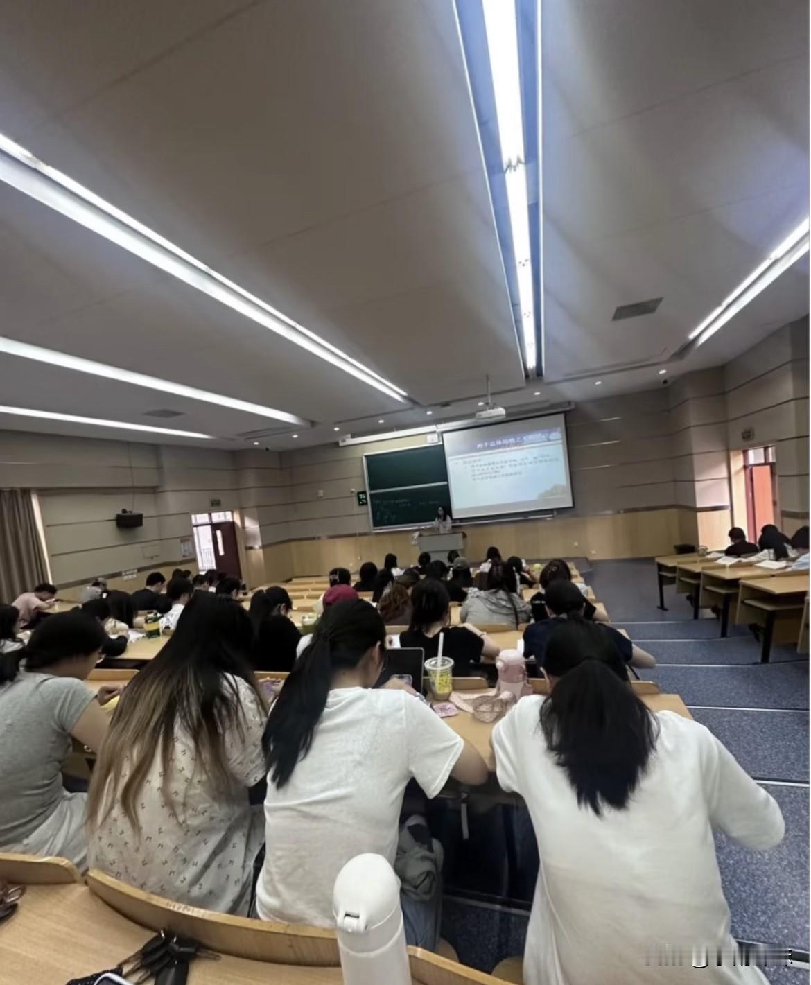 记录今天的日常 这课是上一次少一次上课 大学 当代大学生上课上课能有多困 课堂真