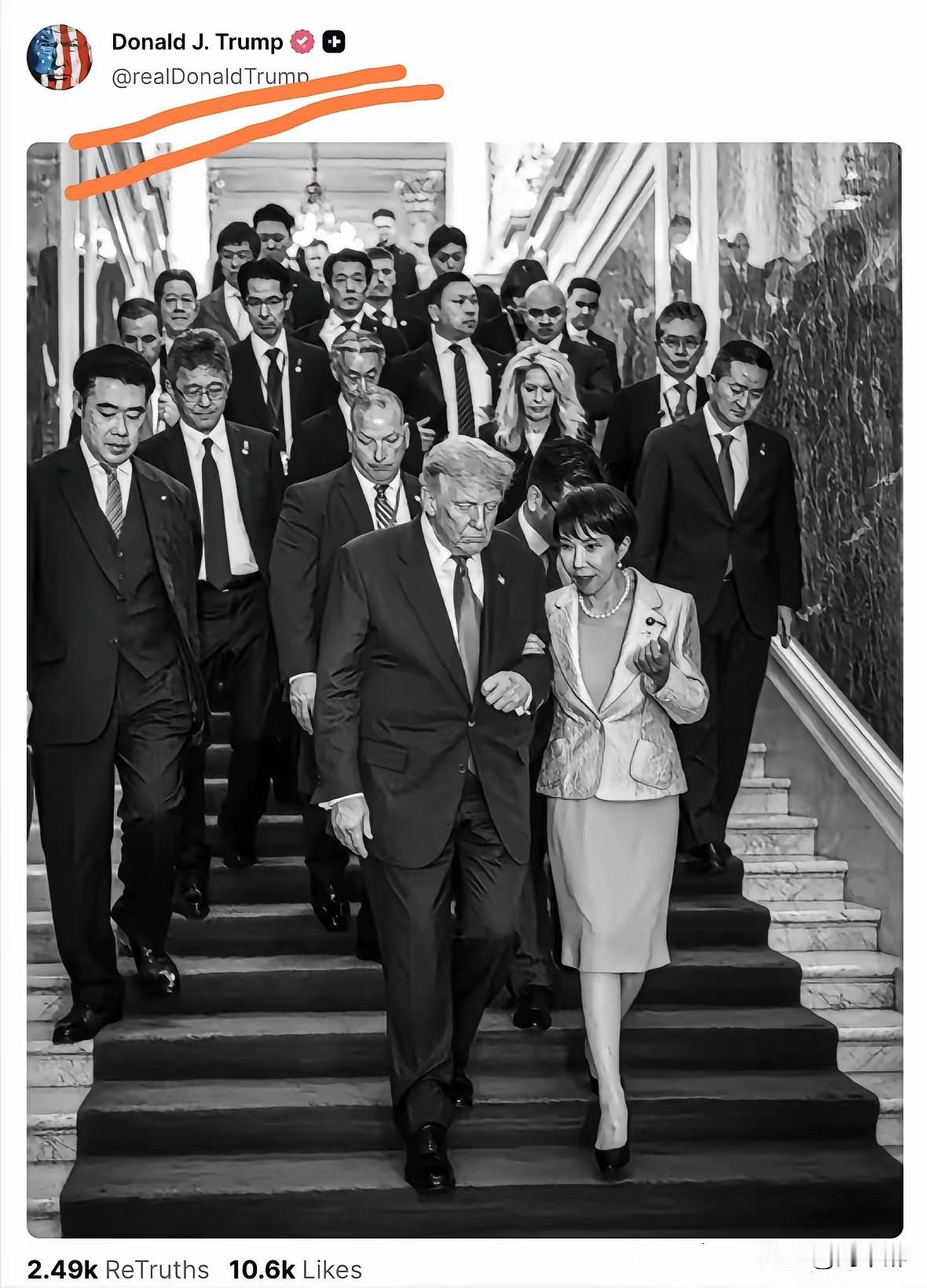 这情景，
哭丧着脸，
乍一看像是送丧队伍！
为什么发布黑白照片呢？