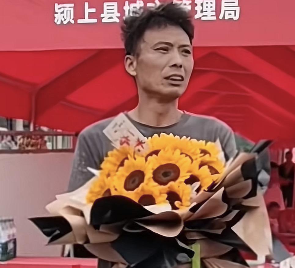 一位满身泥水的父亲，来不及换衣服，去考场外接女儿，我不知道有什么好喷的？
6月7
