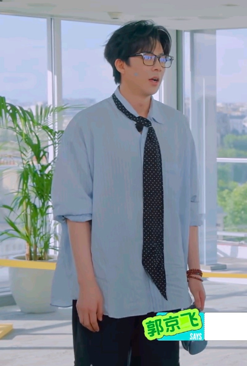 只有我家刘宇宁把衣服玩儿得乱乱的，领带也歪，衣服也掀起来，玩儿的这么认真这么搞笑
