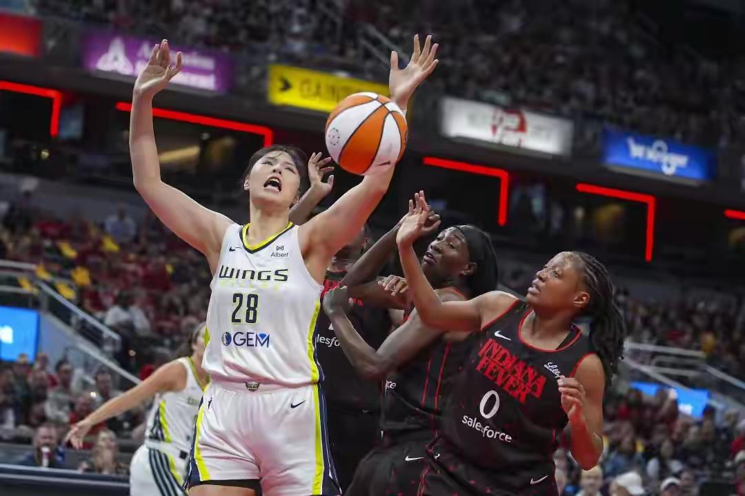 **李月汝WNBA生涯之夜：20分闪耀，中国女篮再添荣光**  

北京时间8月