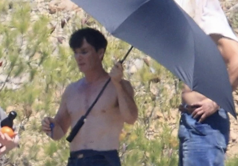 基里安·墨菲主演达米恩·查泽雷未定名新片路透，基莲上身赤裸亮相，秀出白皙肉体。诺