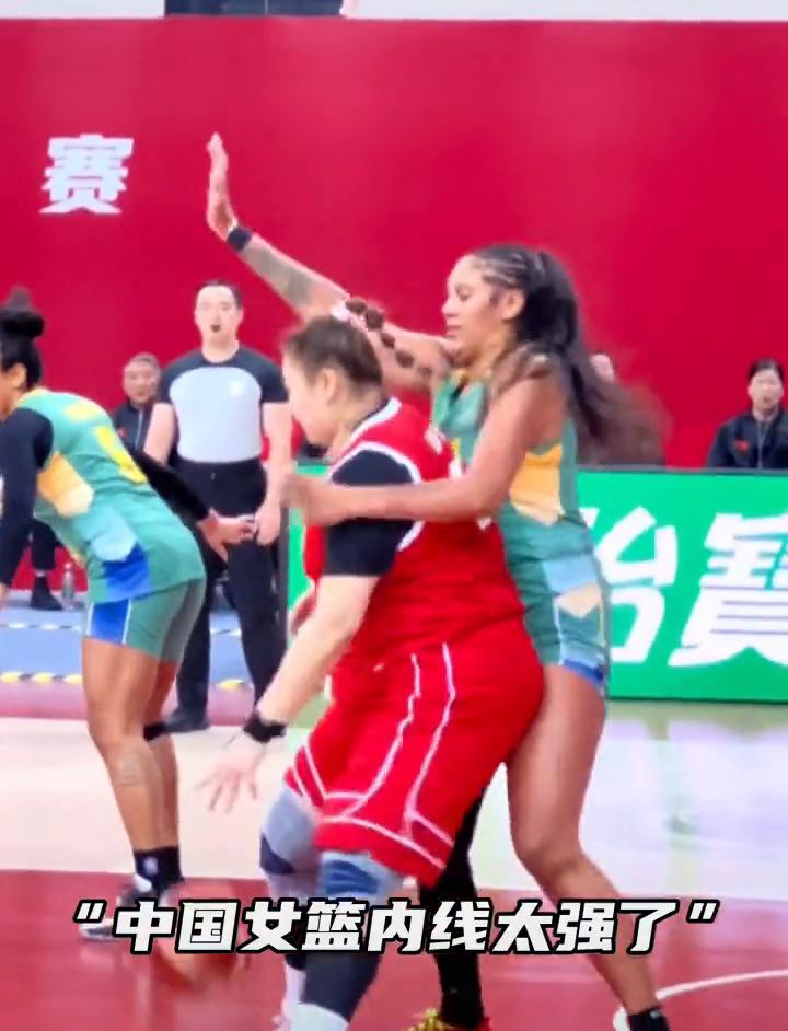 中国女篮内线太强了。
杨舒予妙传，刘禹彤投篮真的稳，张子宇太强了，这球太轻松了，