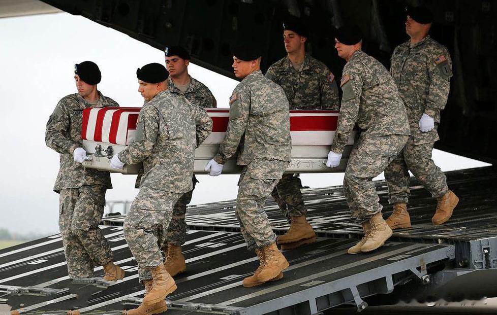 当地时间十二月十九日，为了给在叙利亚遇袭身亡的三名美国大兵复仇。
恼羞成怒的特朗