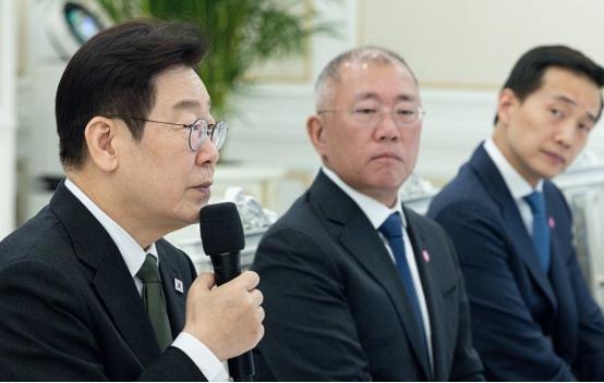 李在明给韩国财阀开会，说了一个“隐喻”，他说：“只有兔子多了，老虎才能健康。”这