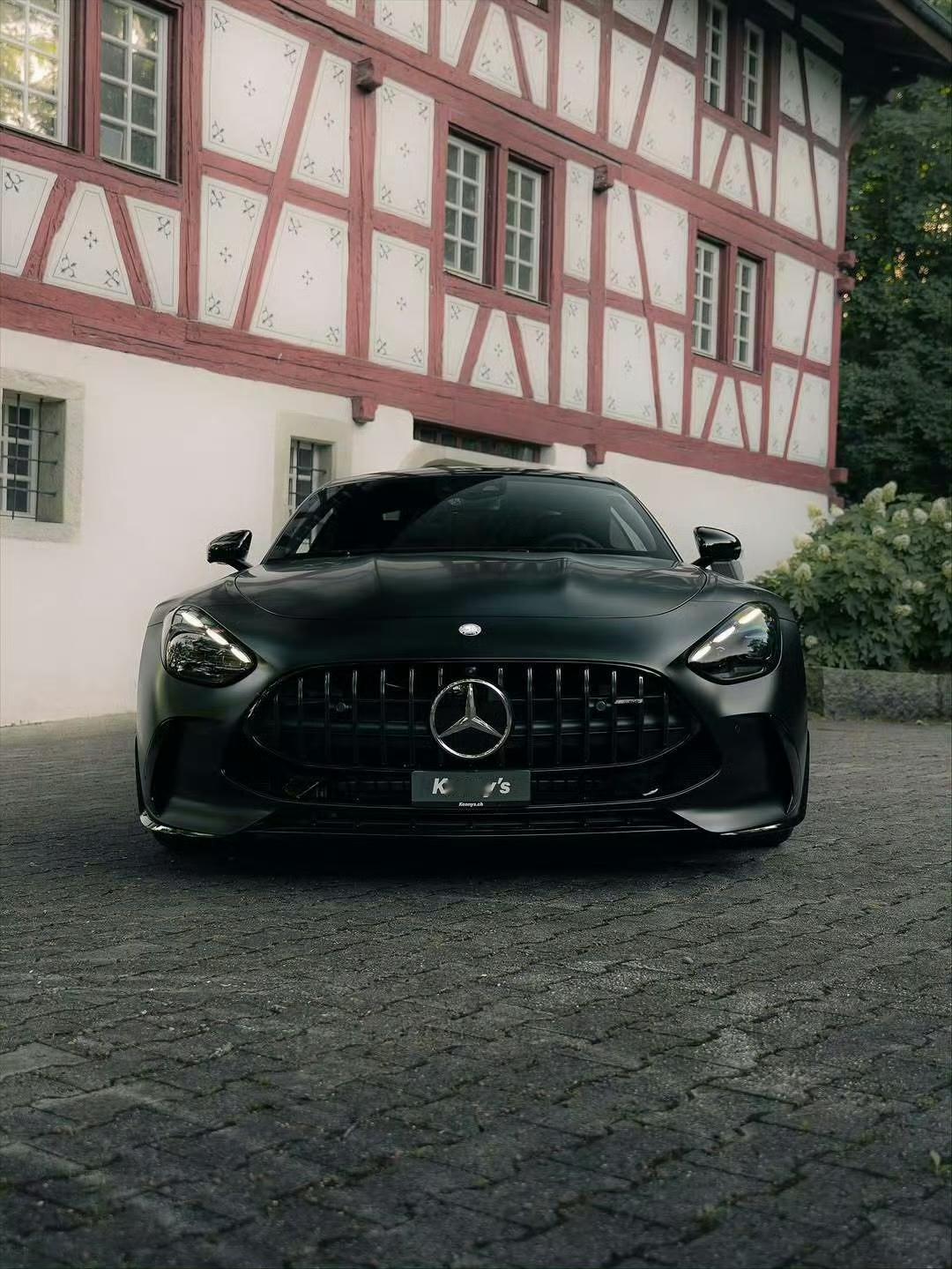 梅赛德斯 - AMG GT 63 4MATIC +简直是豪车界的“战斗机器”。上