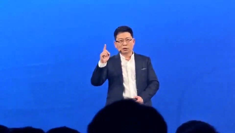 余承东回应开车睡觉余承东以为是华为的员工开着M9，跟他打招呼，结果人家把他发网上