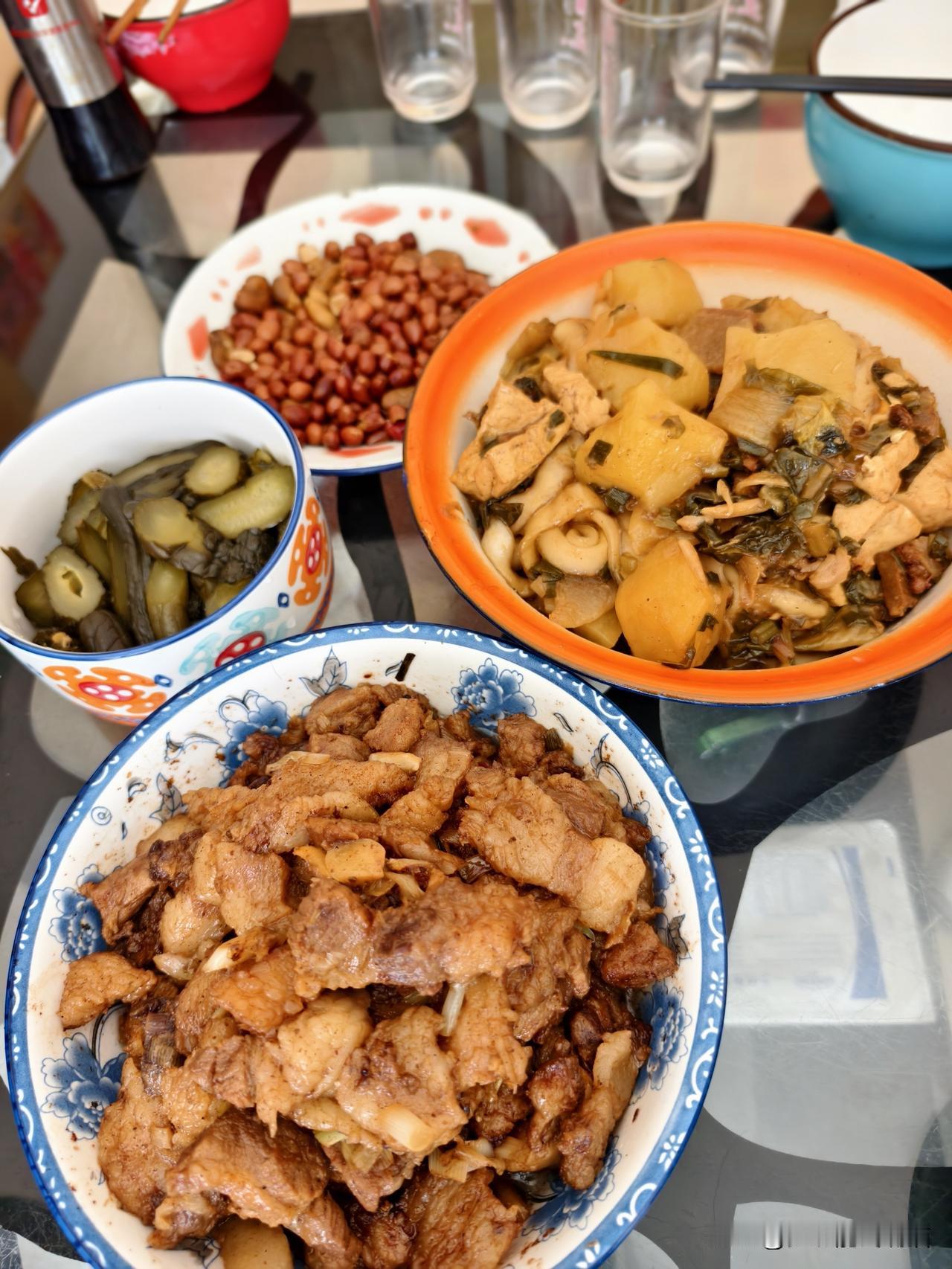 夏日生活打卡季 地标山西偏关小县城，一顿普通的家宴，小炒黑猪肉，猪黑肉烩菜，淹酸