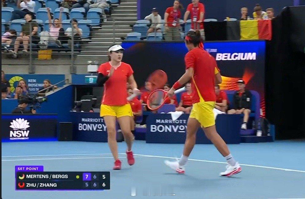 朱琳/张之臻7-6(5)扳回一盘，接下来与梅尔滕斯/贝尔赫斯进入抢十！太精彩啦！