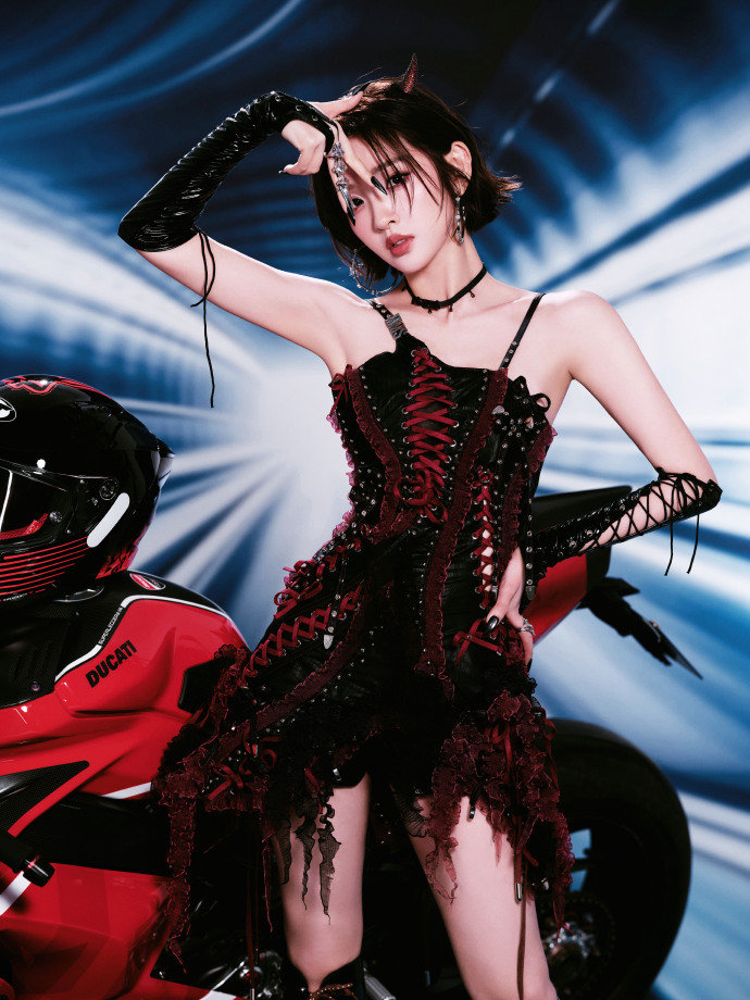 唐艺昕浪姐二公造型唐艺昕小恶魔 太美了吧！！好期待今天晚上的直播啊！！姐姐加油！