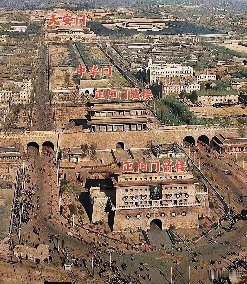 北京老城的鸟瞰图，看起来也是相当壮观的，原来在天安门的前面，还有三个建筑物，最前