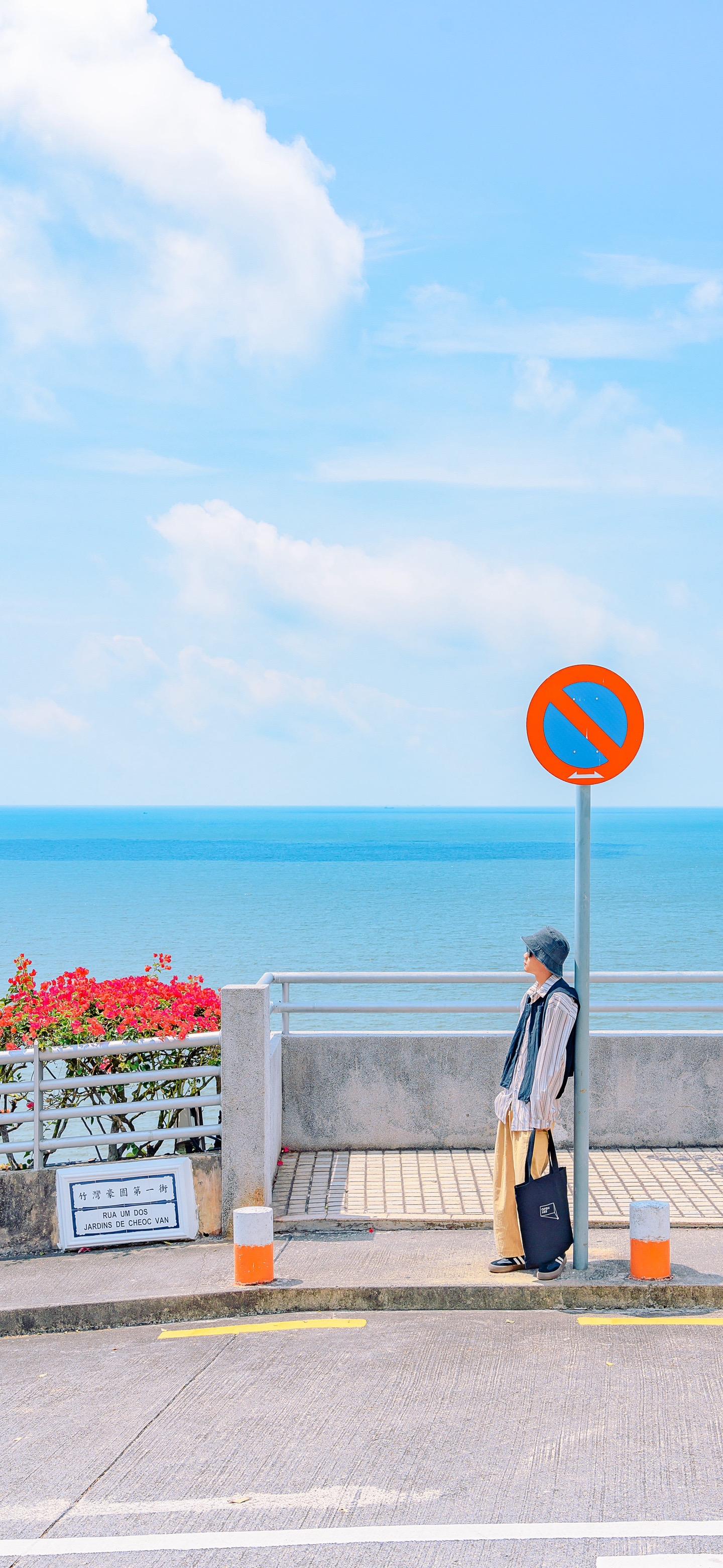 打卡澳门小镰仓。澳门一条通往大海的s湾道！这里拍照好日系小清新呀，干干净净的街道！还有可爱的小房子🏠！
竹湾豪园位于澳门路环岛，是一个小众的拍照打卡地。这里是一个住宅区，人少景美，环境安静，有一种小镰仓的感觉。在这里拍照打卡可以选择以下机位： 
• 竹湾豪园调头回旋处：这里有镰仓一样的街道，楼下还有一个球场； 
• 海边栈道：可以拍出 ins 风的照片； 
• 布满鲜花的街道：可以拍出慵懒风。
相机📷：索尼a7R3➕腾龙28-200
📝：晴天去更出片噢
📍地点：澳门竹湾豪园北门
🚘交通：可以公交（26A路）或者打车（电召plus）
总要来趟澳门小镰仓吧！吹吹海风！记录一下这里的舒适！