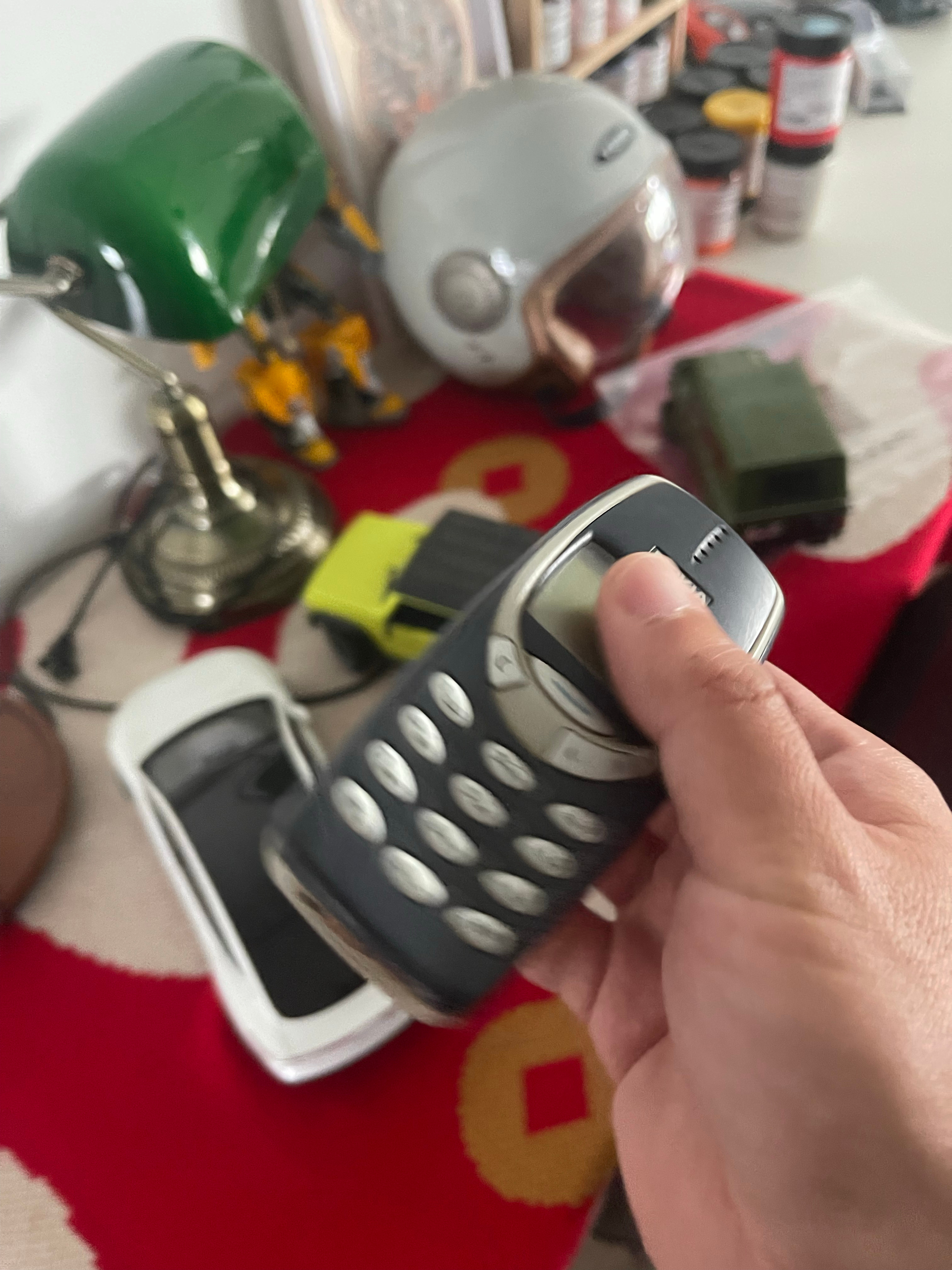 家里吃灰的旧手机突然成了香饽饽不要也不扔。都是青春和回忆，还有那条没发出去的短信